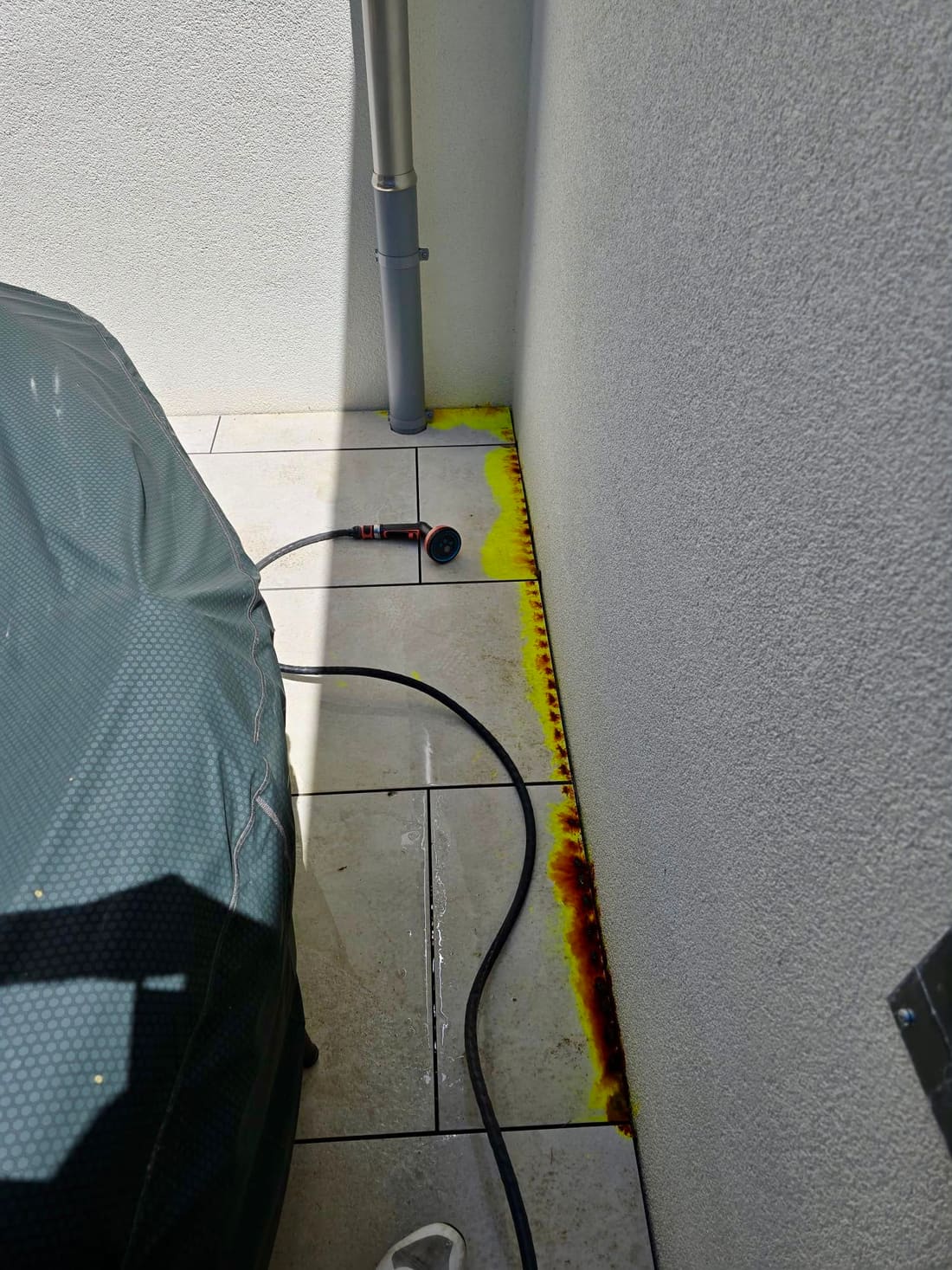 Traçage au colorant fluorescéine le long d’un mur de terrasse