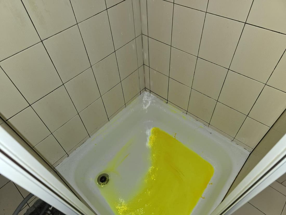 Test au colorant fluorescent dans une douche